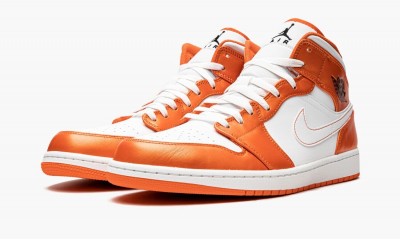 JORDAN
AIR JORDAN 1 MID SE
Electro Orange